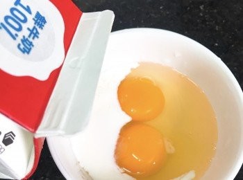step3: 雞蛋加入鮮奶、鹽打成<span class="group_2">蛋漿</span>，倒在寛碟上。