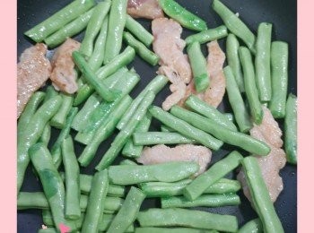 step2: 當鍋溫夠的時候加入油，然後把肉片和蜜豆都倒下鍋中一起炒，可以加入水，讓蜜豆和肉片熟快D