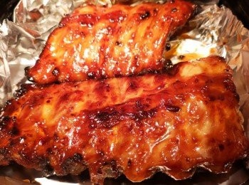 step6: 焗製15分鐘後取出豬肋骨，鋪上一張新錫紙，豬肋骨放回空氣炸鍋，之後掃上蜜糖混醬。