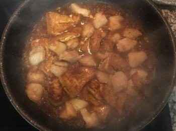 step8: 加入1/2杯水繼續燒煮入味；