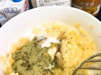 step2: 馬鈴薯蒸熟後加入所有調味攪拌均勻，放蒸鍋內保溫，備用。