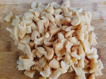 step3: 浸好的菜脯瀝干水份，切碎。（大小視乎個人喜歡）