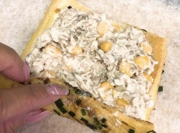 step9: 將煎好的麵包抺上拌好的吞拿魚醬，捲起，即可享用。