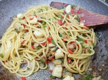 step6: 最後加少少糖+少少麻油+少少水，
再炒一炒至乾身就上碟食得♡