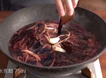 step5: 加入紅酒、黑胡椒粉、大蒜、巴薩米克醋與雞高湯熬煮。