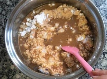 step4: 將液體倒入木薯粉和玉米粉中，拌勻到完全溶化；