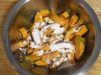 step3: 放一茶匙鹽將南瓜抓勻，接著放入玉米粉或太白粉；