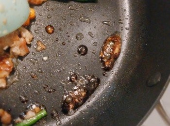 step3: 炒至肉七成熟時再將一湯匙生抽放在鑊旁，等一下讓它焦香，再混和材料兜炒，頓時令菜式變得有鑊氣，大大提昇了香氣和味道。