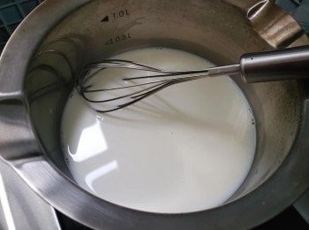 step7: 將糖加入牛奶內，用小火將牛奶稍變成溫奶及糖融化，