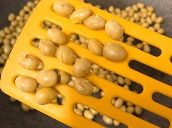 step3: 白鑊（不加油）炒黃豆至外皮微微爆開。（小心不要把豆炒焦喔！）^^