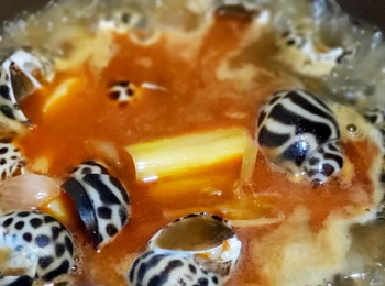 step5: 加入花雕及水，以中慢火炆煮三十分鐘，熄火後焗30分鐘，即成