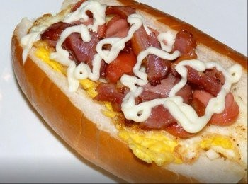 step5: 再把鴨賞放在大亨堡上後擠上沙拉醬(也可以用番茄醬)就完成「鴨賞大亨堡」了