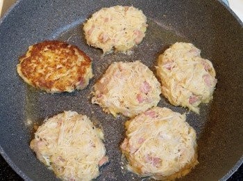 step4: 在平底鑊中放油, 燒熱後用匙羹將材料放在鑊中, 輕輕壓平, 用小火煎六至七分鐘後反轉再煎六至七分鐘至金黃色後上碟, 可以沙律醬或甜酸汁佐食