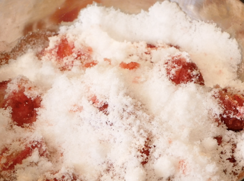 step2: 將草莓洗淨擦乾去蒂頭後，與砂糖一同放置於缽中浸漬3個小時。
※如果用的是冷凍草莓，浸漬時間可以縮短為1小時。