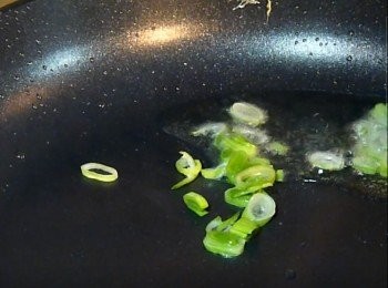 step2: 放入青蔥爆香