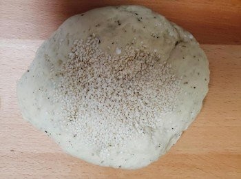 step5: 將<span class="group_2">材料B</span>加入醒發好的面團排氣