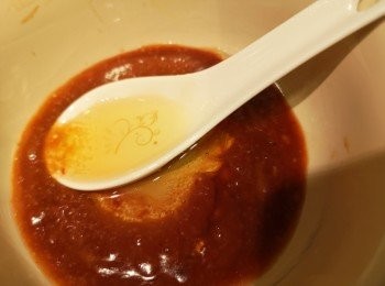 step5: 將蜜糖加入混醬中攪勻。