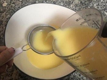 step6: 再將蛋液第二次濾到要入蒸籠的容器裡；