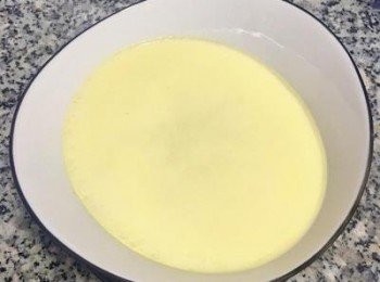 step15: 蒸好的水蛋取出後，將絞肉和湯汁倒在蒸蛋上，再撒上蔥花即可。