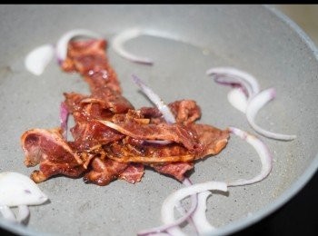 step2: 中大火加熱橄欖油，加入洋蔥炒香，洋蔥變色後，加入牛肉同炒，至牛肉完全熟後撈出備用。