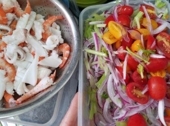 step5: 將紫洋蔥去皮洗淨，切薄片、芹菜去頭尾洗淨切段，兩樣浸入另外一份冰塊水中至洋蔥呈透明色;【浸冰塊水可以减低紫洋蔥的辛辣度，也增添洋蔥和芹菜的爽口度】;
蝦浸完冰塊水後去蝦殼;
雙色車厘茄洗淨對半切開;
將所有材料瀝乾水份