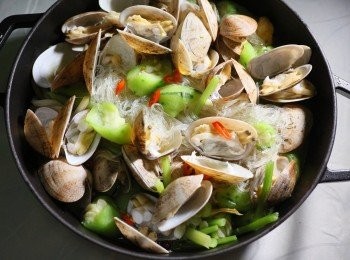 step5: 放入花甲，水滾後，可放鹽調味，完成。