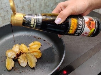 step3: 煮鮑魚的時間視乎鮑魚的大小而增減！ 

立即參加【李錦記方便醬料幫你輕鬆煮幾味】食譜比賽 及【IG分享活動】，有機會贏取總值 $12,000 超市現金劵https://cook1cook.com/event/lkk