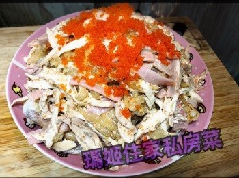 step2: 另外用一個器皿放下沙律醬及Wasabi～攪勻👉🏻調成醬汁（記得試吓夠唔夠未👉🏻如果太多Wasabi就加多少少沙律醬中和返）
～用一個大啲嘅器皿👉🏻放入雞絲👉🏻火腿及蟹籽👉🏻撈入調好的Wasabi沙律醬
到最後先至落海蜇👉🏻再次撈勻上碟
完成