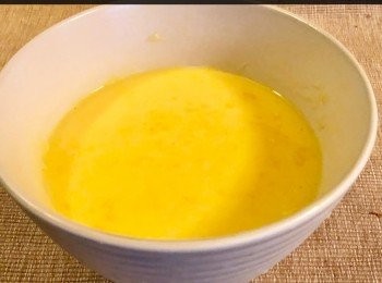 step6: 將吉士粉倒入牛奶，然後加入糖慢慢攪拌好後備用。