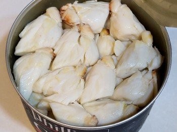 step1: 罐裝蟹身肉, 打開後倒去多餘水份; 用不完用密實袋裝好,放冰格留待下次煮其他餸菜