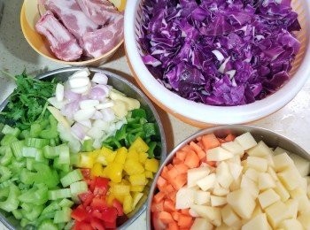 step1: 首先將紫椰菜+洋蔥+蒜頭+三色椒+西芹+薯仔+甘筍+蕃茄切成粒備用，