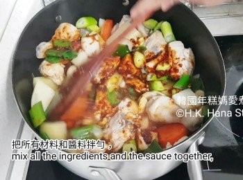 step11: 把所有材料和<span class="group_2">醬料</span>拌勻，