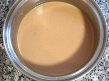 step6: 拌勻後的粉漿，用濾網過濾一次，可以看到粉漿顏色會像濃濃的奶茶一樣；