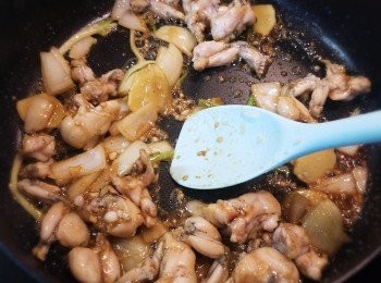 step8: 加入半湯匙生抽、少許鹽、糖和一茶匙蠔油。