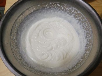 step6: 淡忌廉用打蛋器攪拌至6-7成，象圖片一樣類似融雪糕狀。