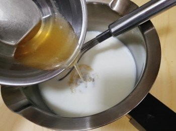 step8: 再加入魚膠溶液攪拌均勻備用。牛奶稍暖即可……攤凍備用 (我自己就用少許冰水坐至攤凍……非正規手法😅😅😅)
