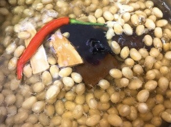 step4: 加入熱水，蓋過黃豆2-3cm高，倒入甘草、片糖、老抽、蠔油及指天椒，上蓋以慢火煮約1小時。