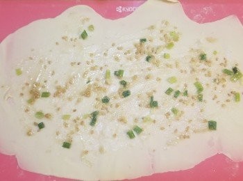 step6: 灑少少麵粉落膠板，拿出1個小麵團搓大約15下，
再用木棍壓至少少透薄一大片，
再在上面搽上適量芝麻蔥油，