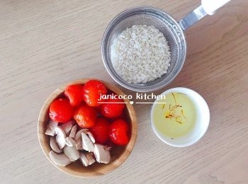 step1: 海鮮、蔬菜、米洗淨，需要吐沙的貝類海鮮請提前準備。蔬菜切粒。把一小撮番紅花泡水。