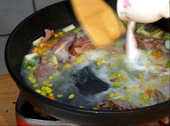 step4: 水滾後倒入勾芡水(太白水+水)攪拌至水滾就可以起鍋，淋在白飯上面就完成鴨賞燴飯