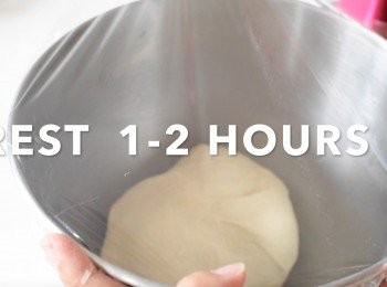 step4: 將麵糰分成兩份，用手輕壓麵糰排氣，將麵糰塑成長型，放在塗有橄欖油的烤盤上。用保鮮紙包好作第二次發酵，靜置三十分鐘