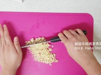 step1: 首先準備蒜蓉，把6粒蒜頭切碎，