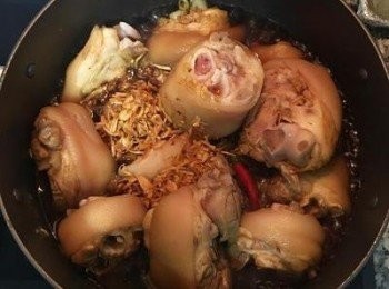 step10: 再加入米酒、紅蔥酥、辣椒，蓋上鍋蓋滾5分鐘；