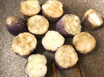 step2: 茄子切小段，將白肉部分沾上生粉，煎至金黃色，盛起備用。（這樣茄子煮起來不容易爛）