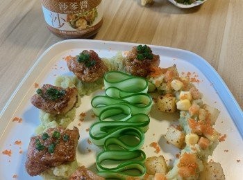 step6: 將調好味的薯蓉上碟擺盆，放上李錦記沙嗲醬雞塊，隨個人喜好配上<span class="group_4">裝飾</span>，即可享用。