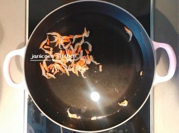 step2: 水加海產乾製品（昆布/ 魚仔乾/ 蝦仔乾）煮10-15分鐘成為高湯。