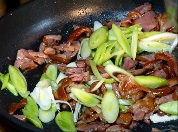 step3: 放入蒜苗(青蒜)與鴨賞一起拌炒(約2分鐘)即完成鴨賞炒蒜苗(青蒜)。