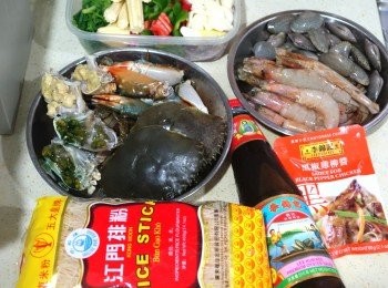 step1: Cline準備一下材料先~
首先將蒜頭+乾蔥+薑切片，洋蔥切絲，
芫荽+蔥+粟米芯切段，青紅尖椒去籽切塊備用，
再處理左d蝦+蟹+蜆先，
將蝦剪晒d腳同尾，蟹先清理同切好，