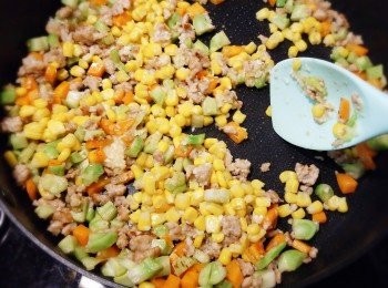 step6: 炒至鑊中材料八九成熟透（炒過程可加少許水），加入粟米粒續炒。