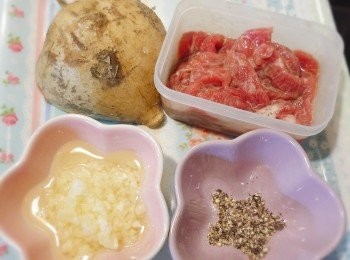 step1: 牛柳絲用半茶匙糖、一茶匙生抽、一湯匙水、半茶匙粟粉和少許麻油先醃約15分鐘左右。
沙葛去皮洗淨切條。